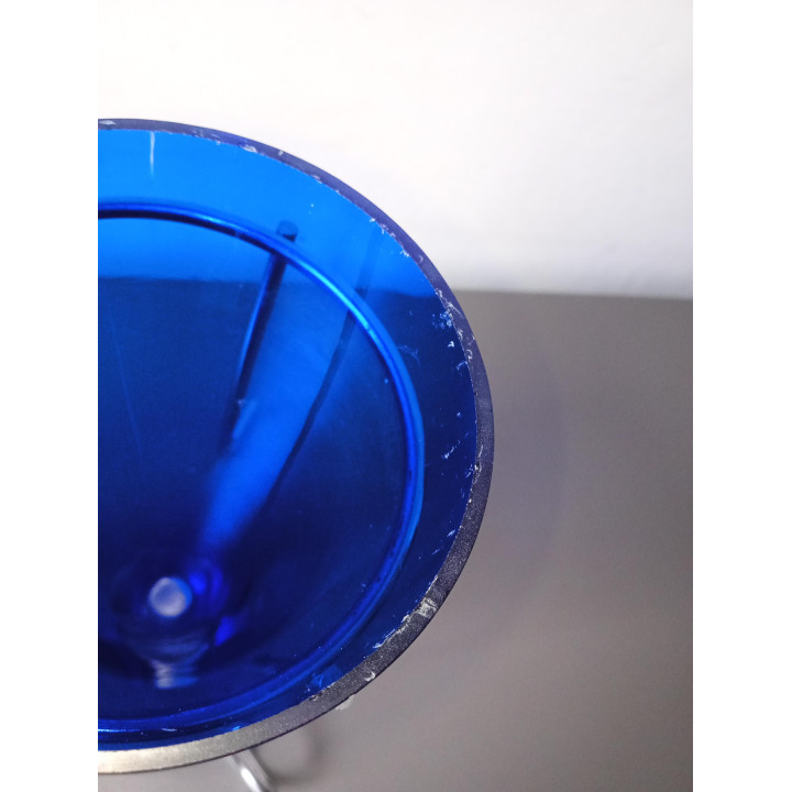 Blauw glazen vaasje met metalen houder