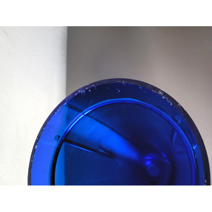 Blauw glazen vaasje met metalen houder