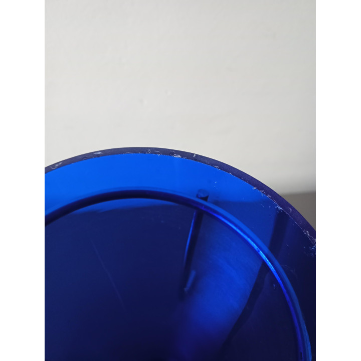 Blauw glazen vaasje met metalen houder