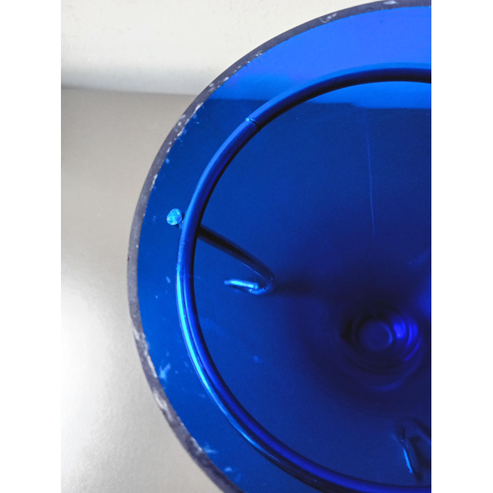 Blauw glazen vaasje met metalen houder