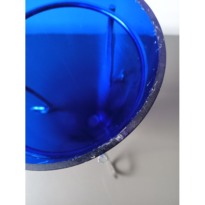 Blauw glazen vaasje met metalen houder