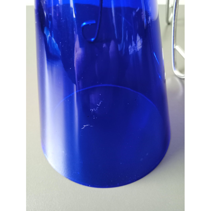 Blauw glazen vaasje met metalen houder
