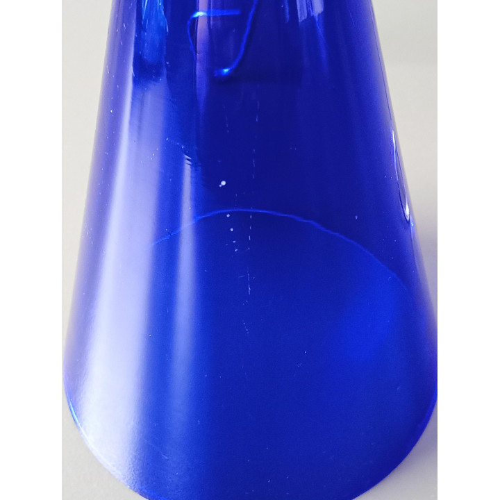Blauw glazen vaasje met metalen houder