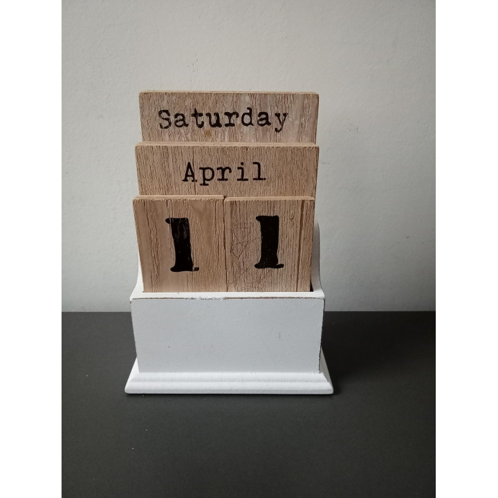 Tweedehands houten kalender decoratie | Angelique’s Kringloop
