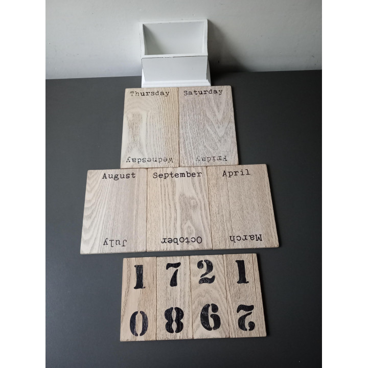 Tweedehands houten kalender decoratie | Angelique’s Kringloop