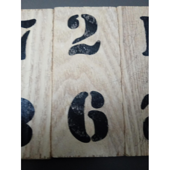 Tweedehands houten kalender decoratie | Angelique’s Kringloop