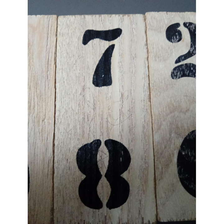 Tweedehands houten kalender decoratie | Angelique’s Kringloop