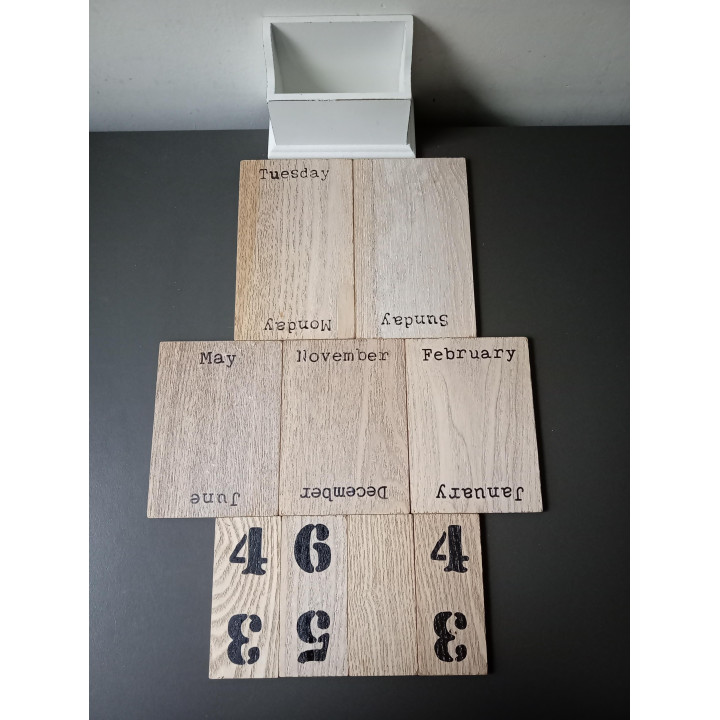 Tweedehands houten kalender decoratie | Angelique’s Kringloop