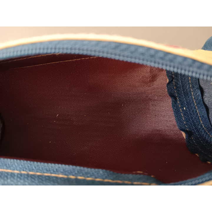 Handige etui met hoofdvak en buitenvakjes