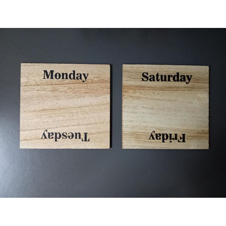 Houten eeuwigdurende kalender met dag maand en datumblokken