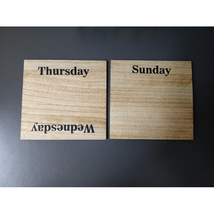 Houten eeuwigdurende kalender met dag maand en datumblokken