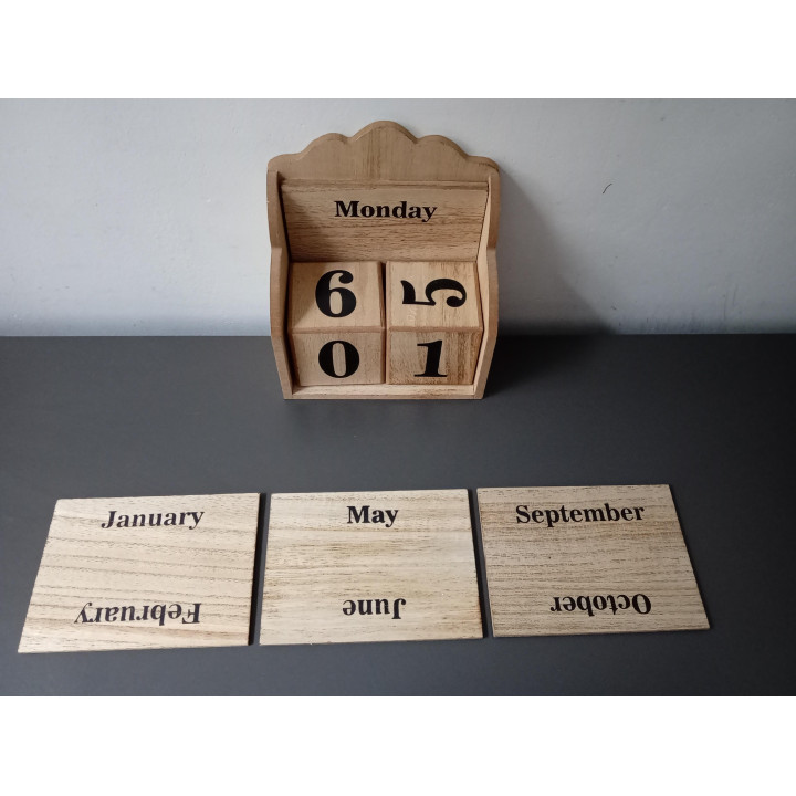 Houten eeuwigdurende kalender met dag maand en datumblokken