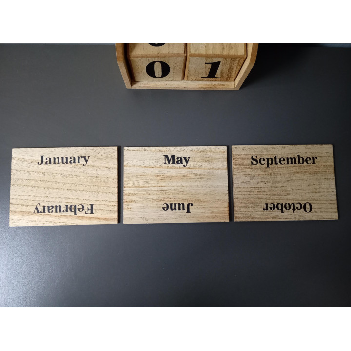 Houten eeuwigdurende kalender met dag maand en datumblokken