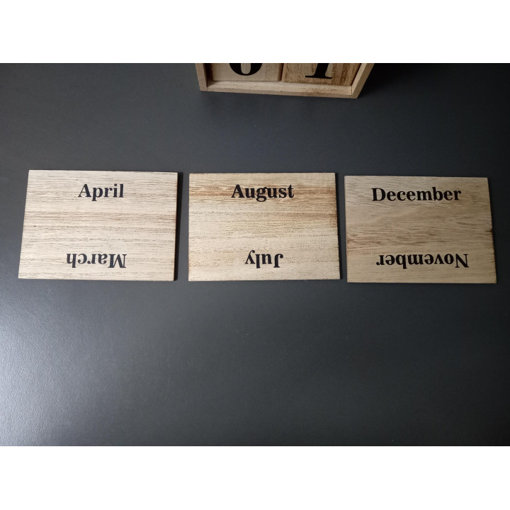 Houten eeuwigdurende kalender met dag maand en datumblokken