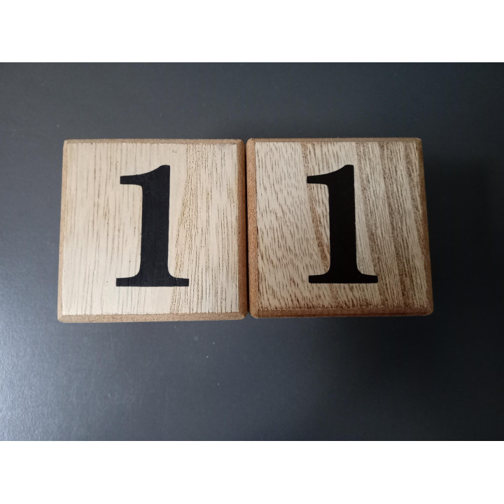 Houten eeuwigdurende kalender met dag maand en datumblokken