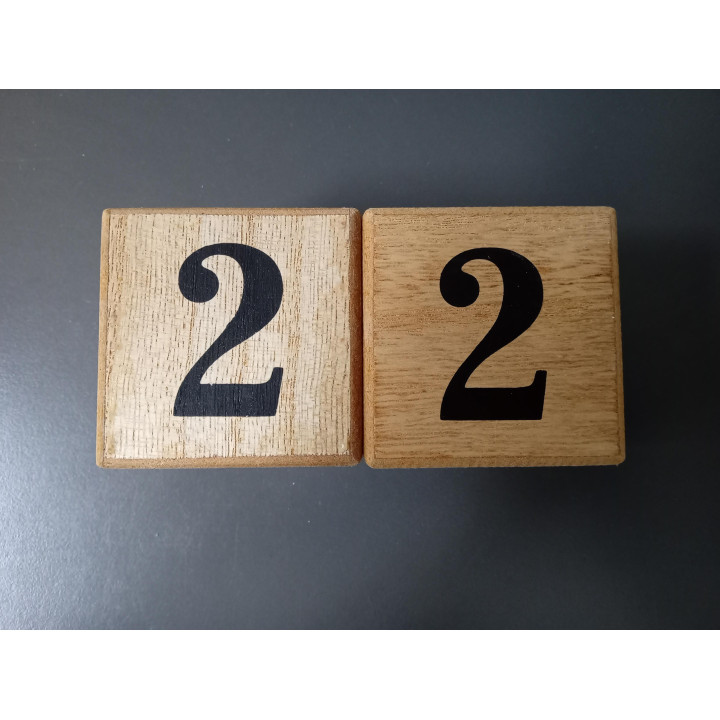 Houten eeuwigdurende kalender met dag maand en datumblokken