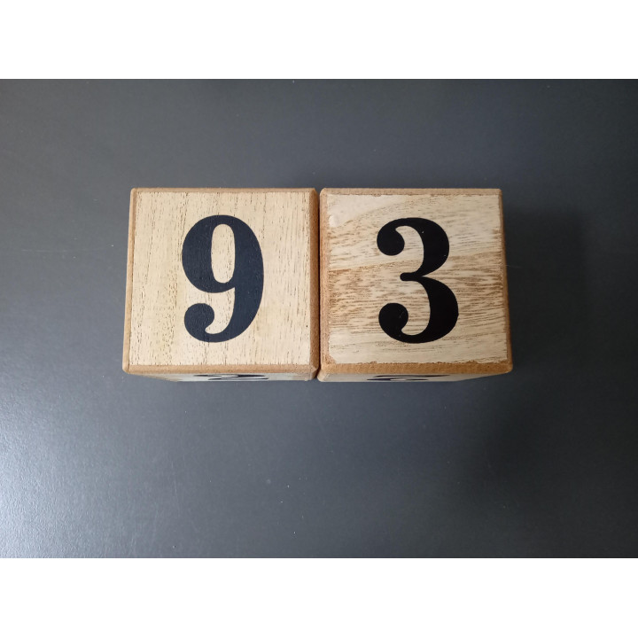 Houten eeuwigdurende kalender met dag maand en datumblokken