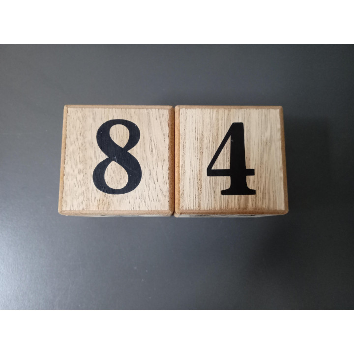 Houten eeuwigdurende kalender met dag maand en datumblokken