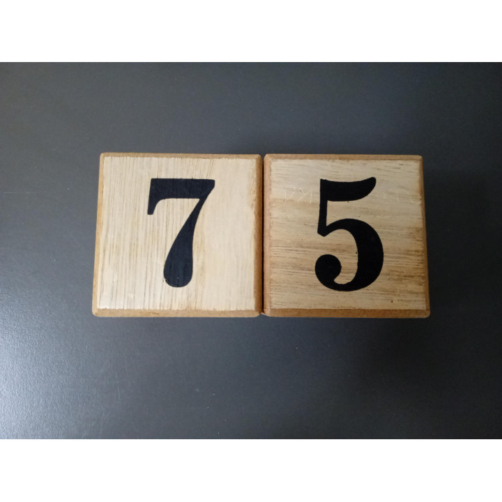 Houten eeuwigdurende kalender met dag maand en datumblokken
