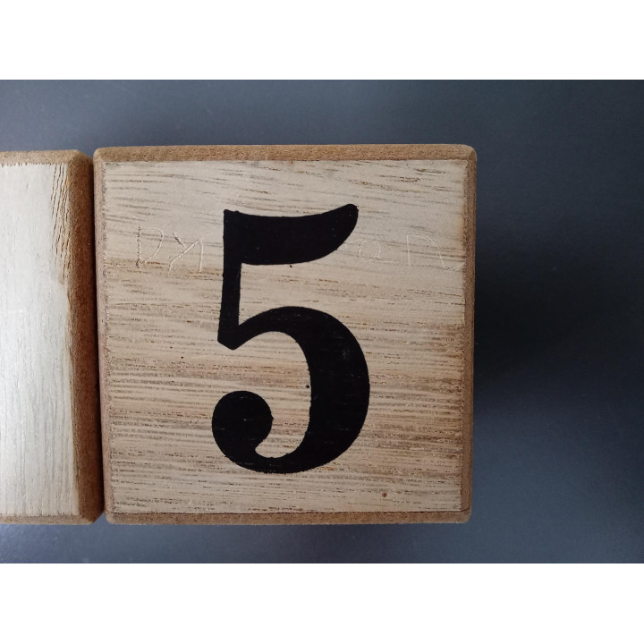 Houten eeuwigdurende kalender met dag maand en datumblokken