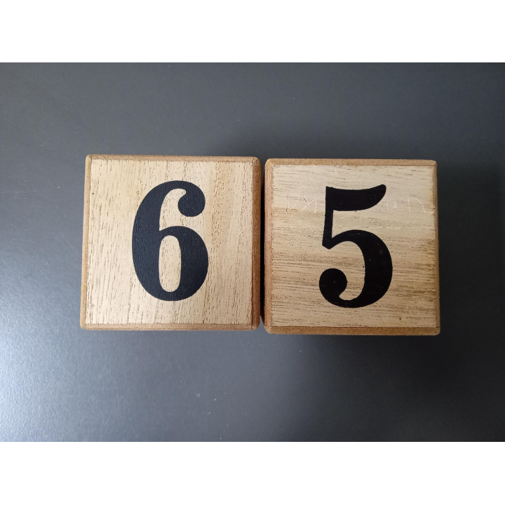 Houten eeuwigdurende kalender met dag maand en datumblokken