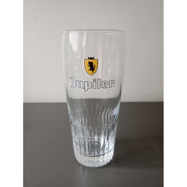 Jupiler bierglas met geel logo en ribbelglas