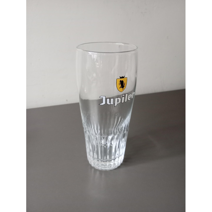 Jupiler bierglas met geel logo en ribbelglas