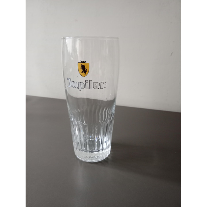 Jupiler bierglas met geel logo en ribbelglas