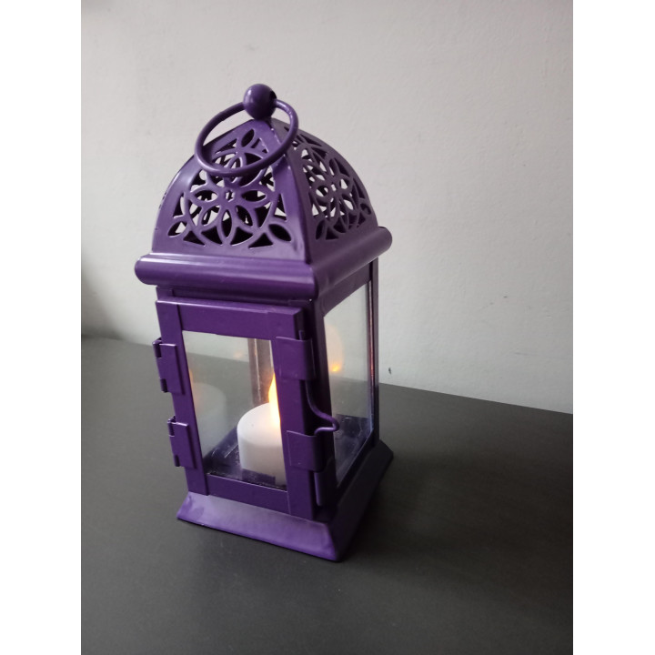 Paarse metalen lantaarn met glas