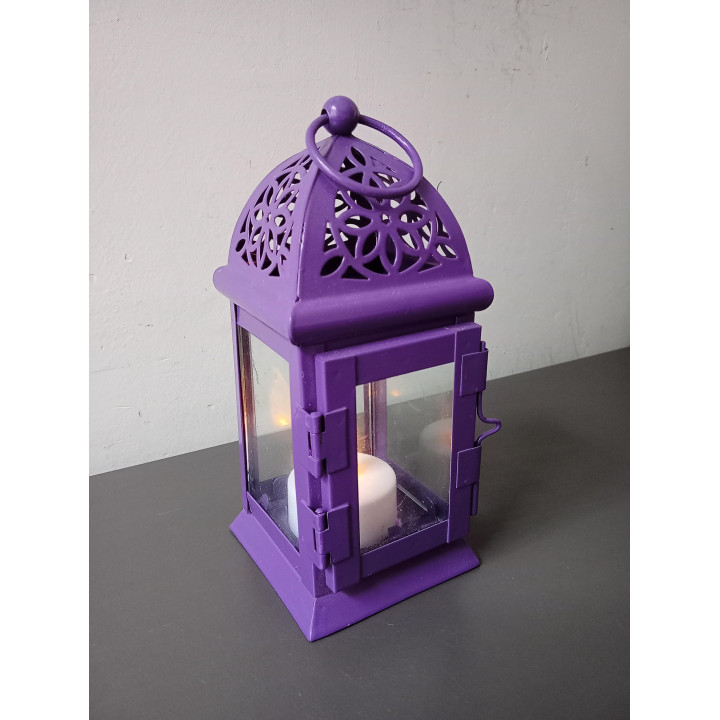 Paarse metalen lantaarn met glas