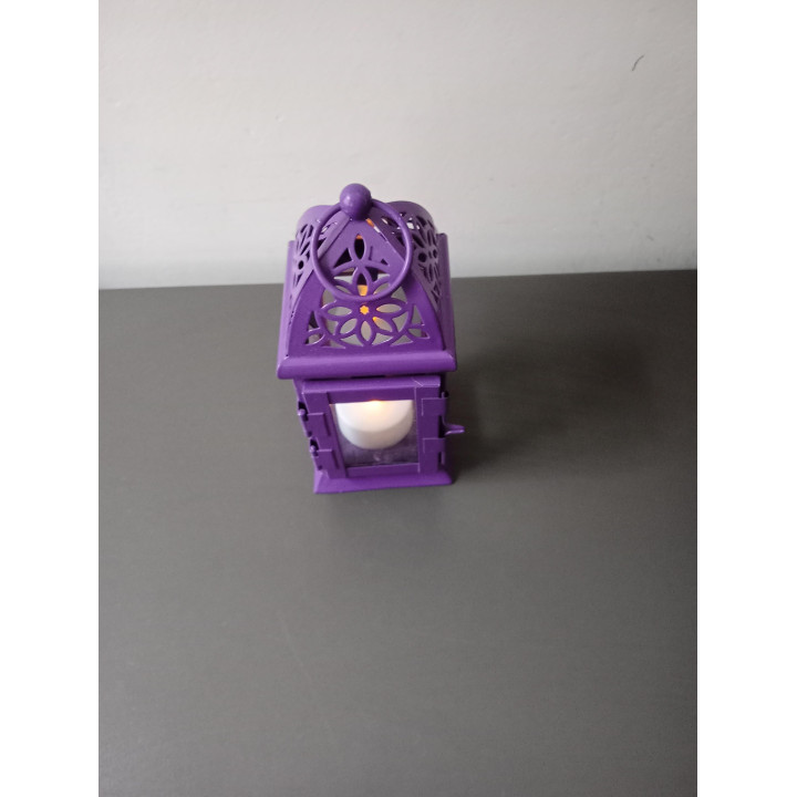 Paarse metalen lantaarn met glas
