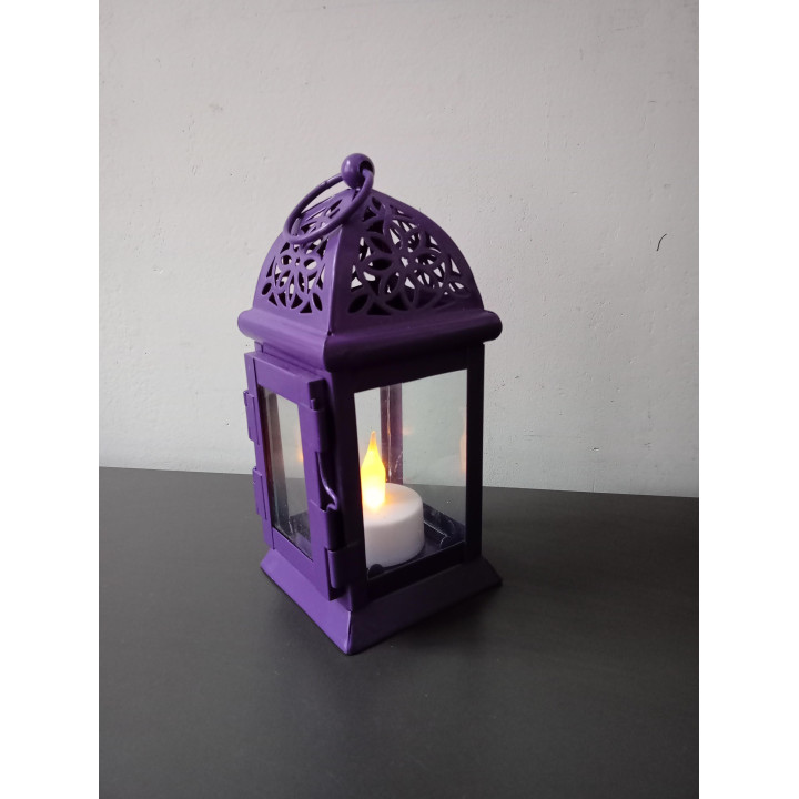 Paarse metalen lantaarn met glas