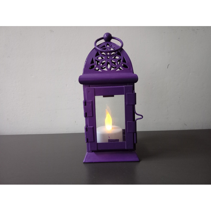 Paarse metalen lantaarn met glas