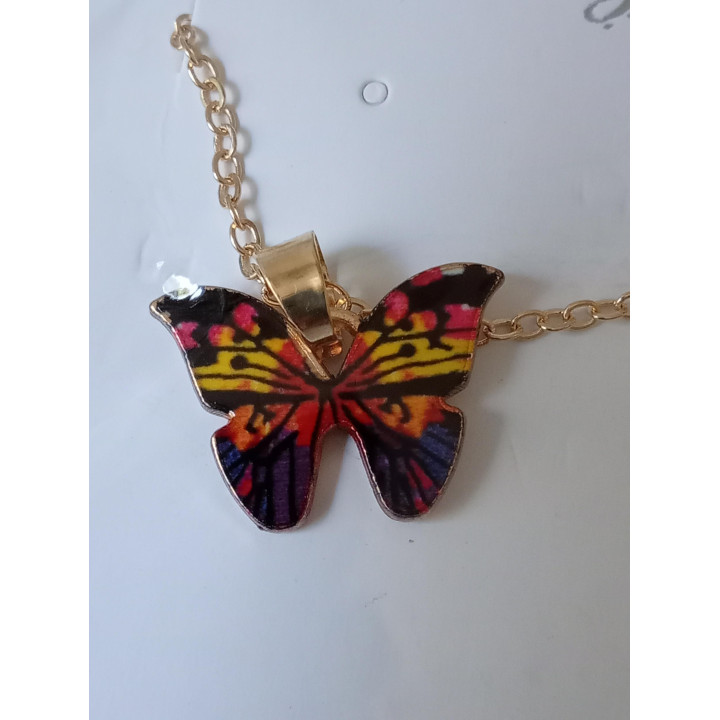 Goudkleurige ketting met kleurrijke vlinderhanger