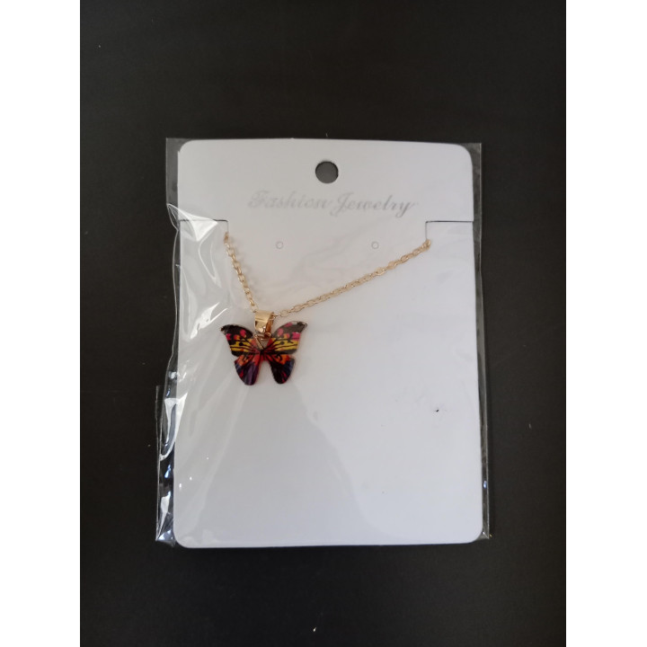 Goudkleurige ketting met kleurrijke vlinderhanger