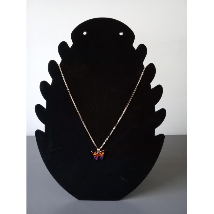 Goudkleurige ketting met kleurrijke vlinderhanger
