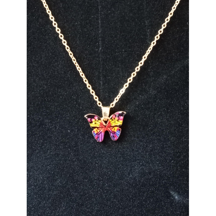 Goudkleurige ketting met kleurrijke vlinderhanger