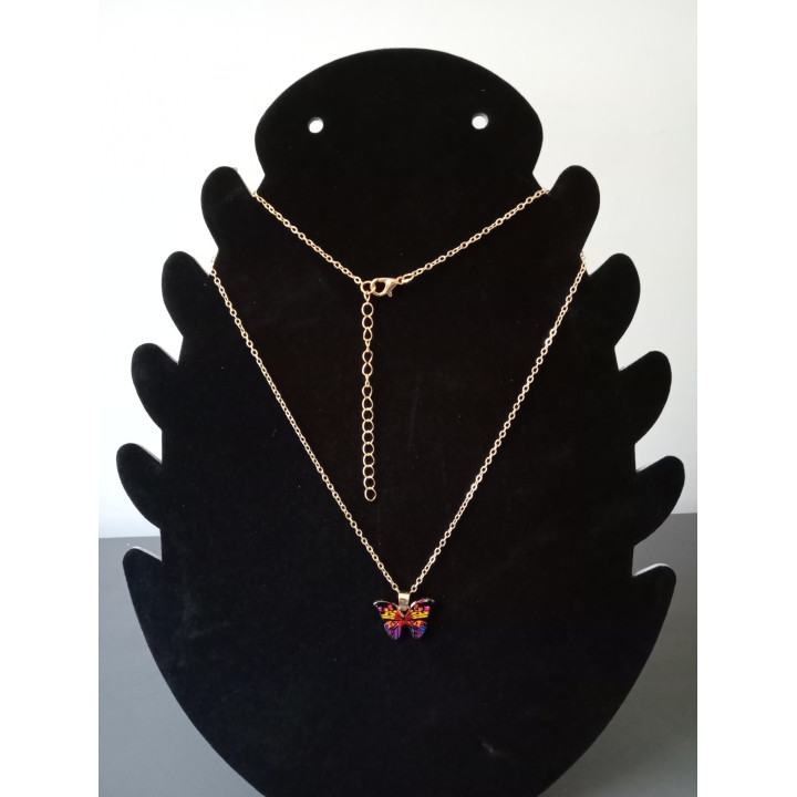 Goudkleurige ketting met kleurrijke vlinderhanger