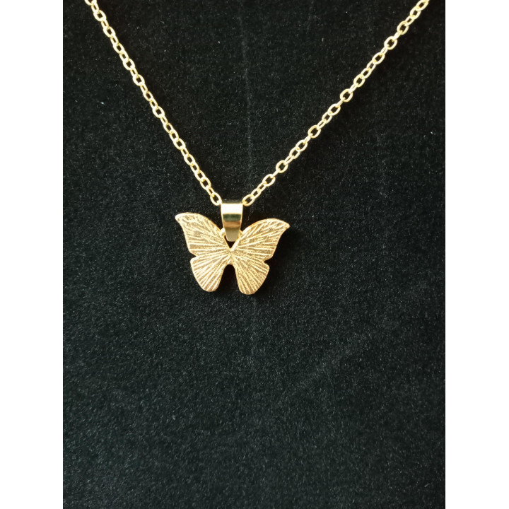 Goudkleurige ketting met kleurrijke vlinderhanger