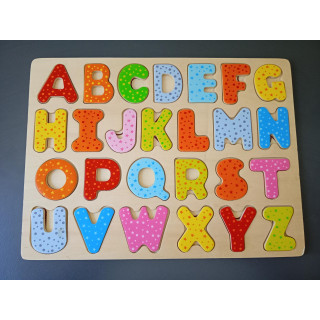 Houten alfabetpuzzel met 26 gekleurde letters