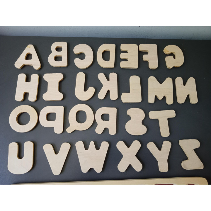 Houten alfabetpuzzel met 26 gekleurde letters