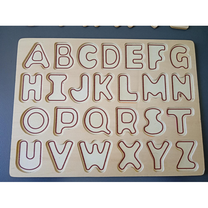 Houten alfabetpuzzel met 26 gekleurde letters