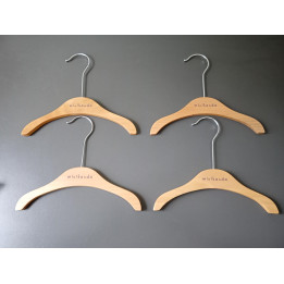 Set van 4 Minibanda houten kinderkledinghangers