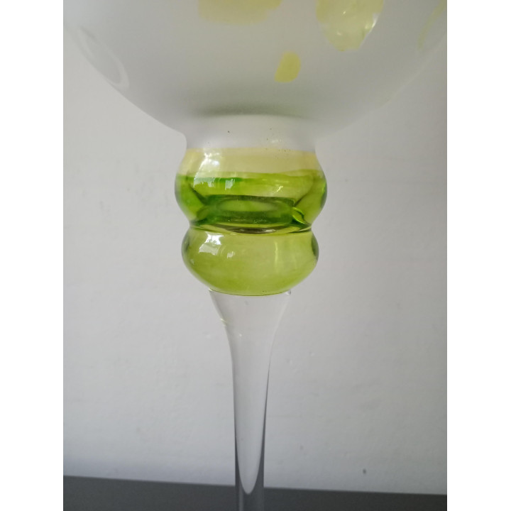 Glazen kaarsenhouder op voet met groengele bloemen