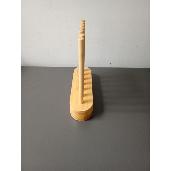 Houten rekje met 7 verticale staafjes