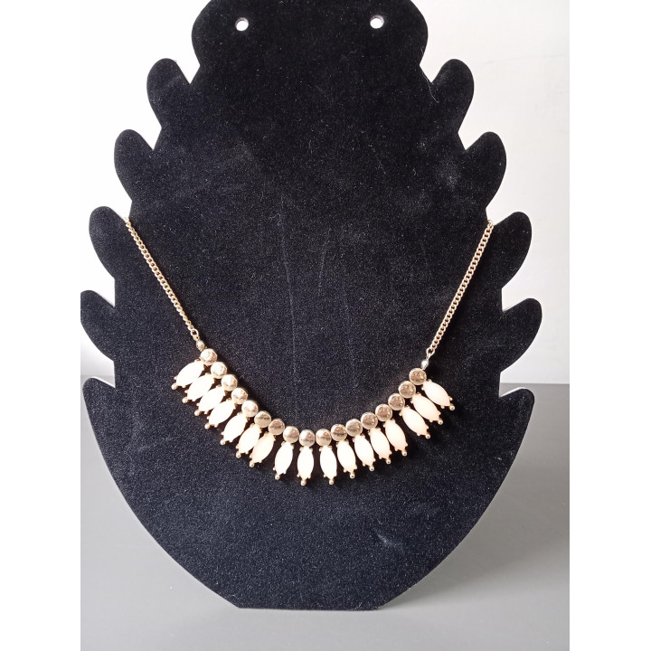 Goudkleurige statement ketting met lichtroze hangers