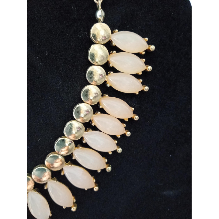 Goudkleurige statement ketting met lichtroze hangers