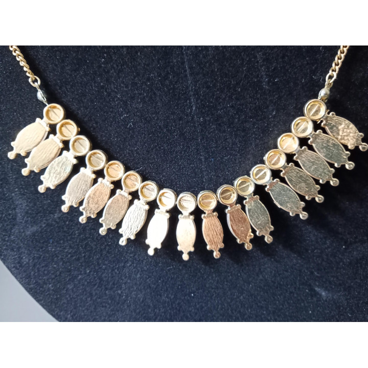 Goudkleurige statement ketting met lichtroze hangers