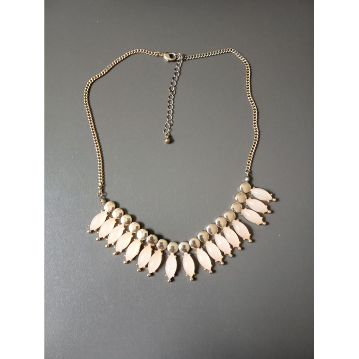 Goudkleurige statement ketting met lichtroze hangers