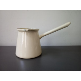 Vintage crème emaille melkpan met schenktuit